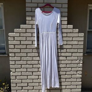 Qnoor Long Sleeve White Maxi Dress with Pockets in White - Size Small